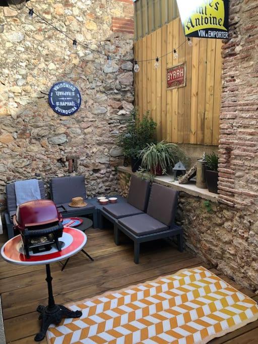 Chez Voltaire Maison Typique Et Son Patio Au Coeur De Thuir Exterior photo